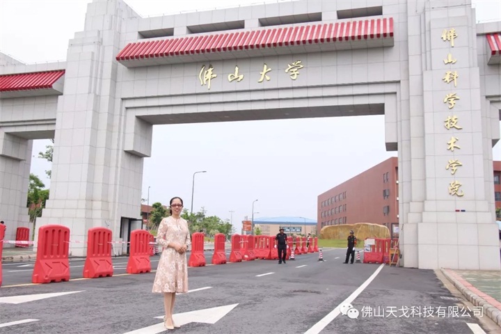 易助在佛大门前拍照留念 易助在佛大门前拍照留念